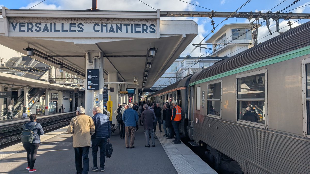 [#trainspécial 🚂] Arrivée en gare de Versailles Chantiers du train spécial inter-associatif "Grande Ceinture" 📸