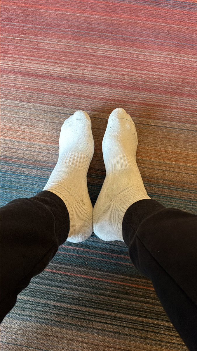david_h0s's tweet image. Always wondered how to get from “Niche Bangers” to “Shitposter”
Well, anyway, here’s some pictures of my feet