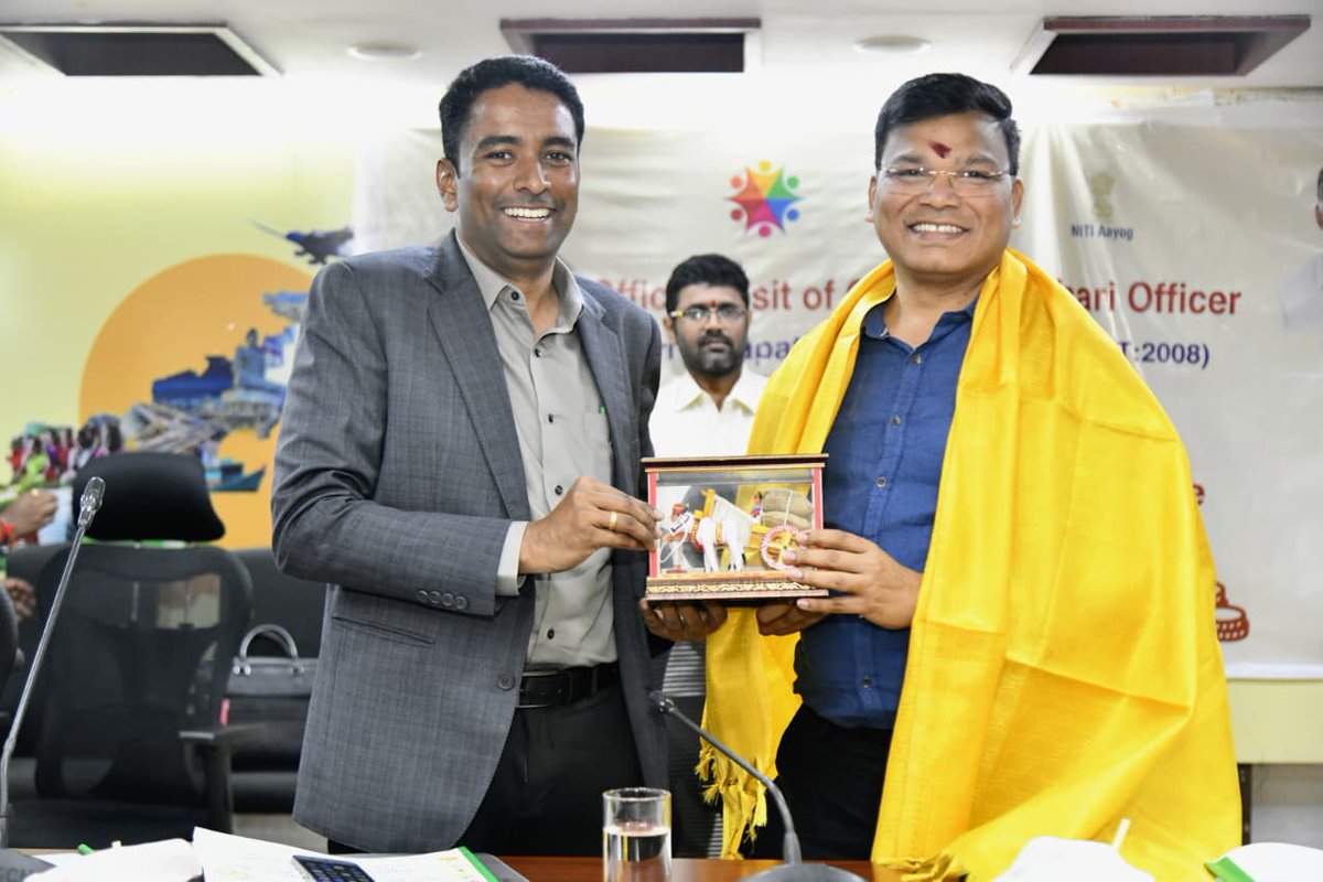 Collectorntr's tweet image. Date : 25th Oct, 2025
Place : Collectorate, NTR District

NTR District Collector Dr. G. Lakshmisha IAS, highlighted the use of #SmartAgriculture in #AspirationalBlocksProgramme. The #CentralPrabhariOfficer &amp;amp; #NWM Director, Nelapatla Ashok Babu IRS, praised…