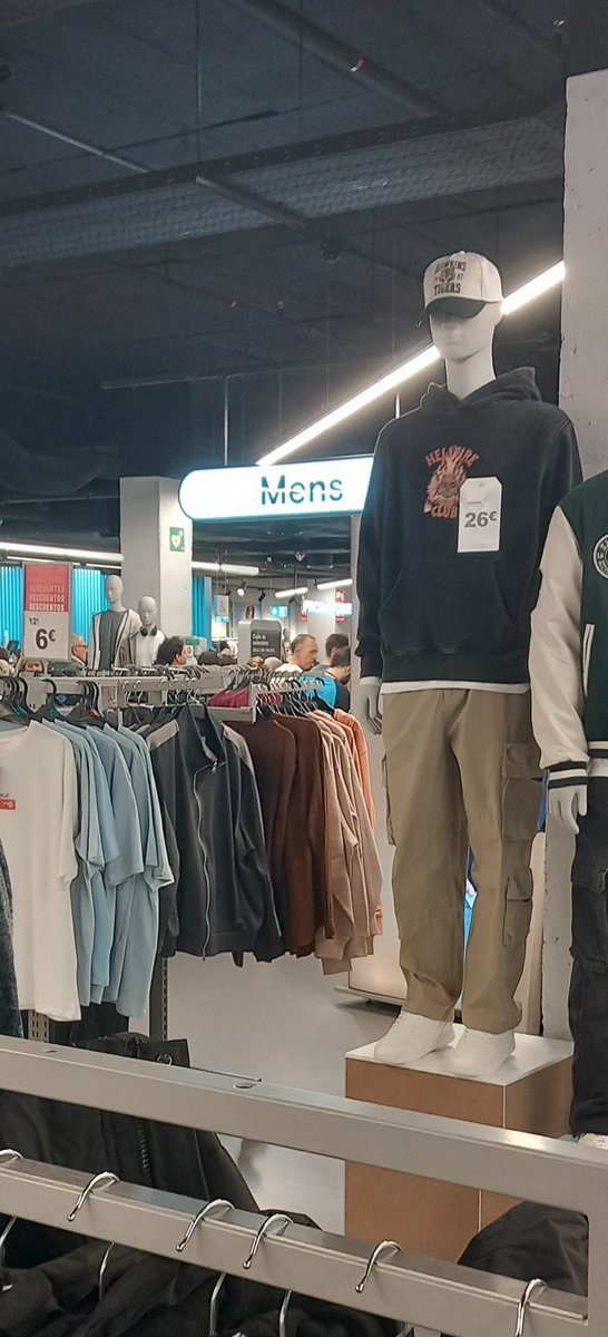 En el @primark venden ropa para hombreses.