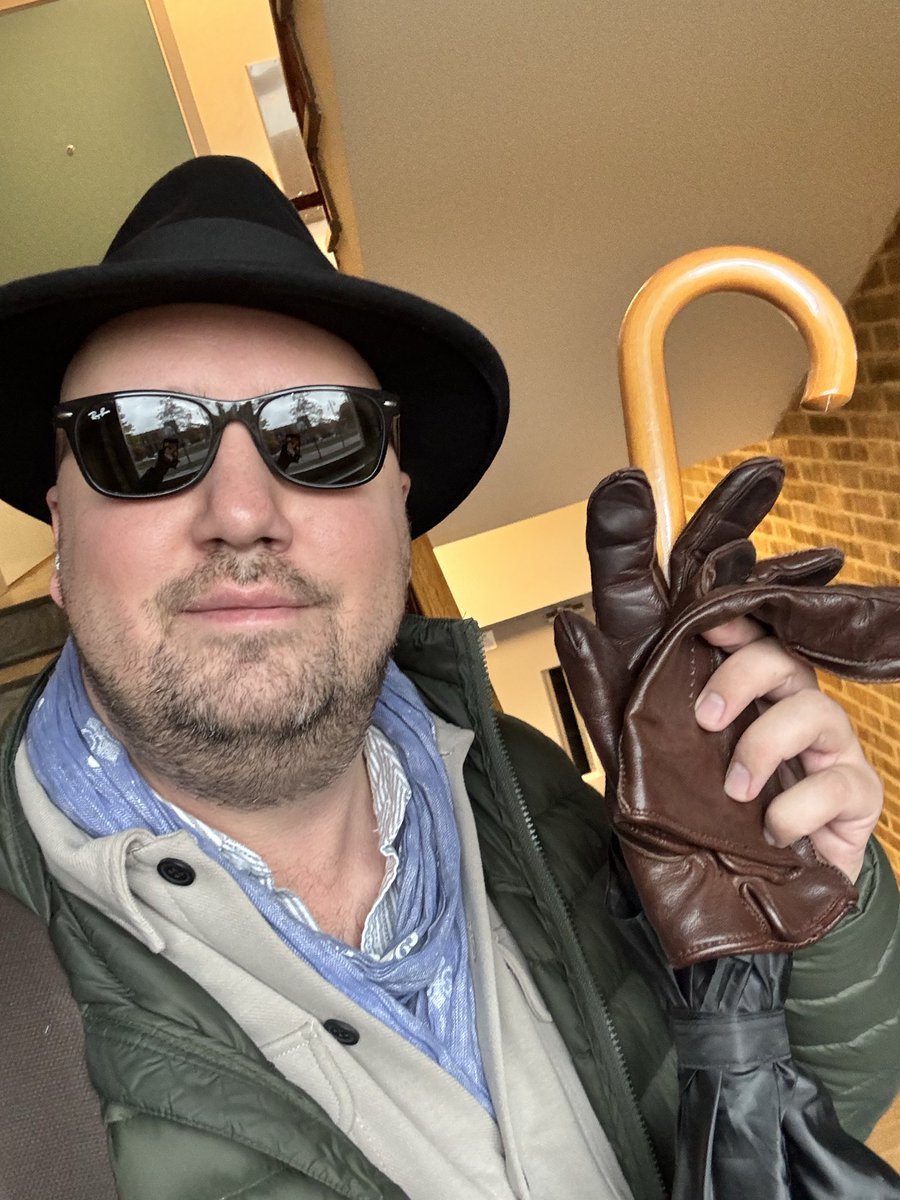 paddylaand's tweet photo. ”Han hade handskar, hatt och sjal och paraply!” #HBKaway https://t.co/hG3MHL2cxc