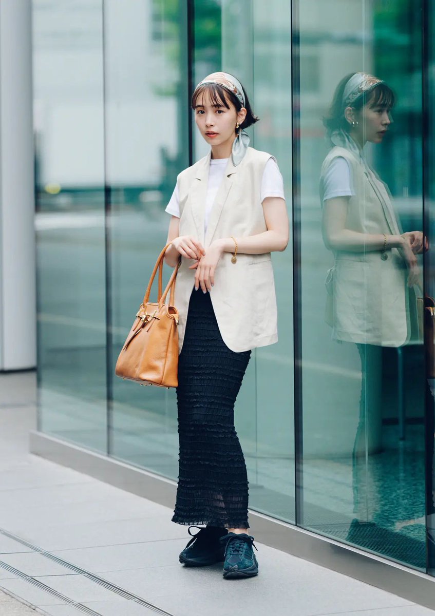 ModulationWheel's tweet image. 井桁弘恵 ベストとスカート 全身コーデ (【井桁弘恵の通勤コーデ】ベストを投入!涼しいまま着こなしをアプデ | MORE) buff.ly/GdlupRh