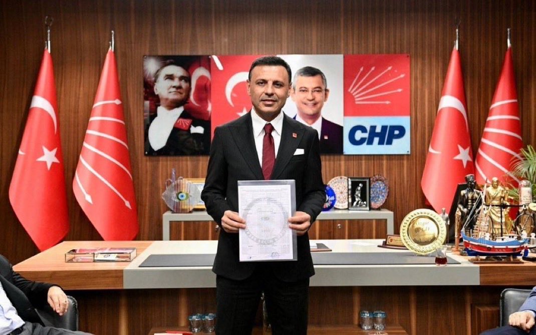 Düzenli olarak sürekli mazbata alan Özgür Çelik, bir kez daha mazbatasını aldı…