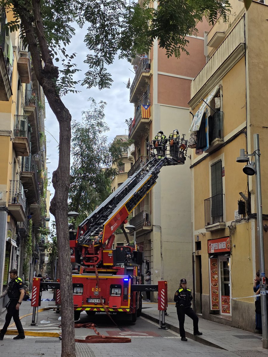 Incendi al carrer Riera Alta de #barcelona. <a href="/agenciaacn/">ACN - Agència Catalana de Notícies</a> <a href="/diariARA/">diariARA</a> <a href="/elperiodico/">El Periódico</a> <a href="/LaVanguardia/">La Vanguardia</a> <a href="/rac1/">RAC1</a> <a href="/3CatInfo/">3CatInfo</a> <a href="/BCN_Bombers/">Bombers Barcelona</a>