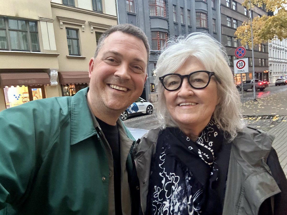 Vija Celmiņa svin 87. dzimšanas dienu. Varam būt laimīgi, ka šo nedēļu viņa pavadīja Rīgā – savā pilsētā, kuru pameta sešu gadu vecumā 1944. gadā. Šorīt viņa aizlidoja uz Ņujorku. Vija teica, ka, iespējams, šī ir pēdējā reize, kad viņa apciemoja Latviju. Varbūt viņa vēl pārdomās