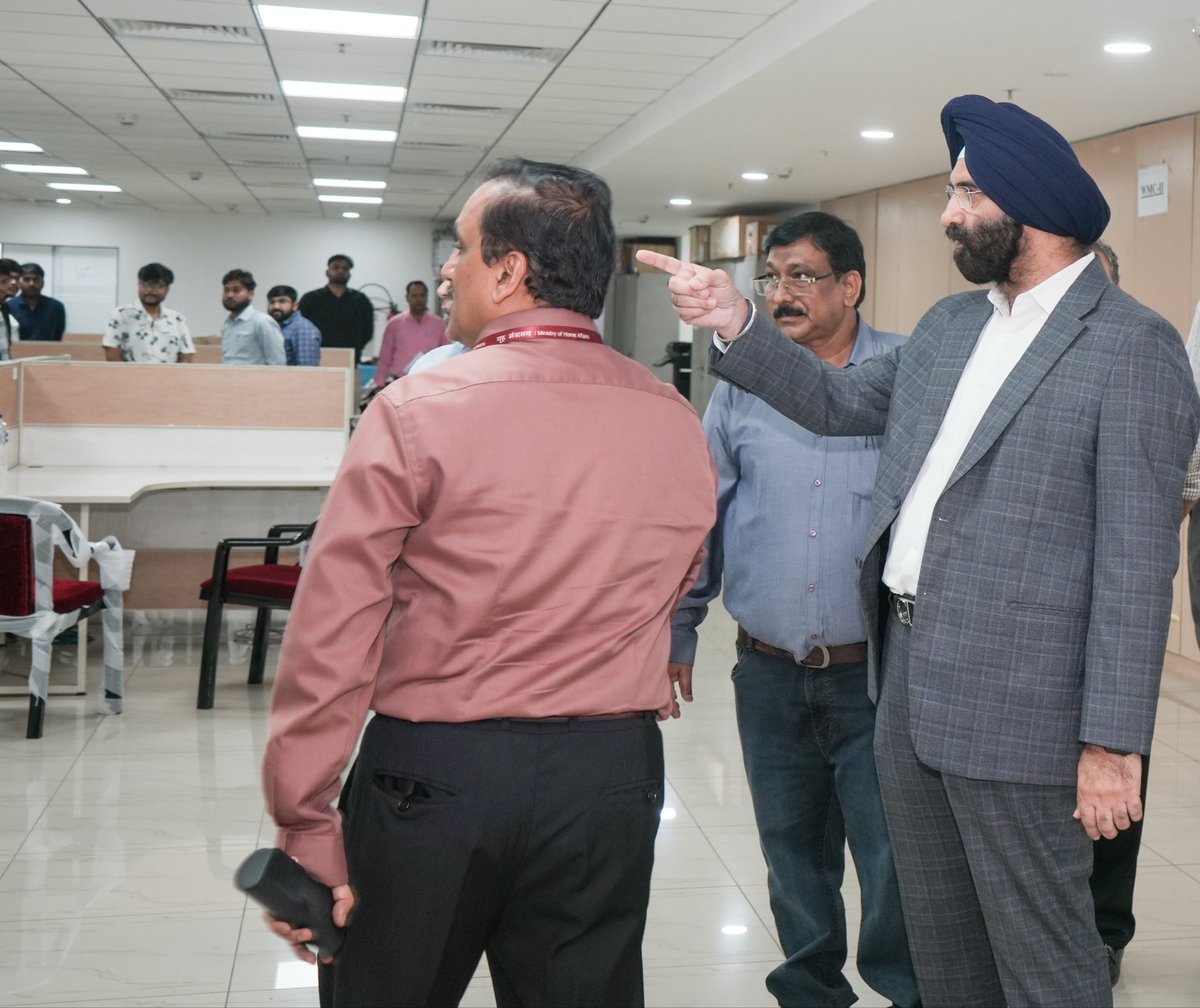 mssirsa's tweet photo. आज Delhi Pollution Control Committee के कार्यालय पहुंचकर अधिकारियों और कर्मचारियों से मुलाकात की।

इस दौरान कार्यालय से संबंधित कामों और फाइल्स का ब्यौरा लिया। कुछ समस्याएँ और तकनीकी खामियाँ मेरे संज्ञान में आईं, जिन पर तुरंत एक्शन और सुधार के सख्त निर्देश दिए। 

सभी विभागों को फील्ड स्तर पर काम में तेजी लाने, कूड़ा प्रबंधन मजबूत करने और प्रदूषण फैलाने वालों पर सख्त निगरानी रखने के भी आदेश दिए।

साथ ही प्रदूषण मॉनिटरिंग के लिए एक विशेष टीम के गठन और आधुनिक उपकरणों की संख्या बढ़ाने को लेकर भी आदेश दिए। 

अन्य एजेंसियों की जवाबदेही तय करने व कार्यों की नियमित समीक्षा का भी निर्देश दिया।

बिना पंजीकरण के चल रहे unregistered constructions और प्रदूषण के अन्य स्रोतों पर सख्त कार्रवाई करने पर ज़ोर दिया। आगामी दिनों में प्रदूषण की रोकथाम की तैयारी को लेकर भी अधिकारियों को निर्देशित किया।
माननीय मुख्यमंत्री श्रीमती @gupta_rekha जी के नेतृत्व में हमारी सरकार वो हर संभव प्रयास कर रही है जिससे दिल्ली की जनता प्रदूषण-मुक्त वातावरण में सांस ले सकें। 

#DelhiAirQuality 
#Pollutioncontrol 
#Delhi