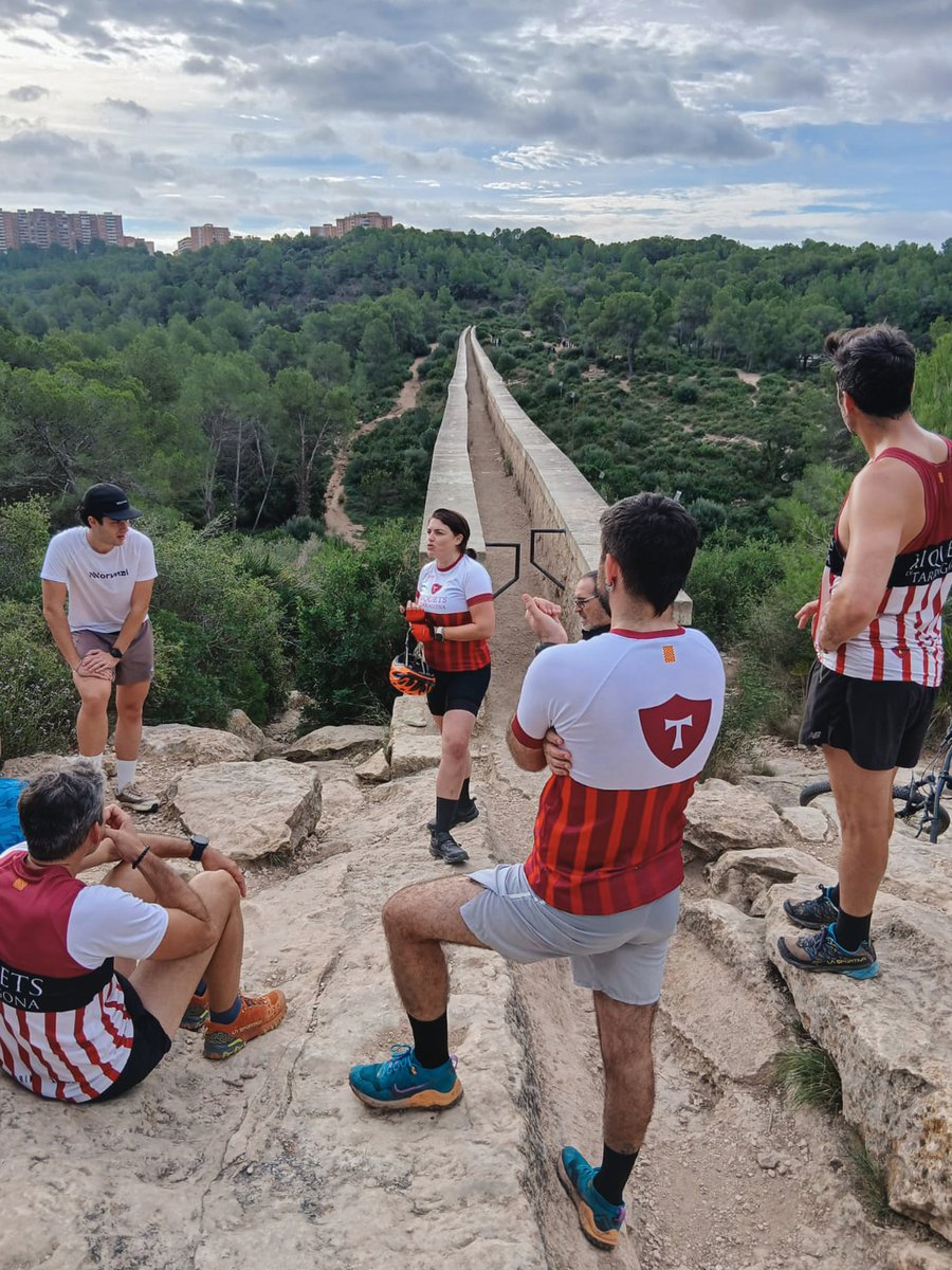 xiquetstgn's tweet image. Aquest matí hem corregut al voltant del riu Francolí tot reflexionant sobre l'impacte ambiental i la importància de preservar els espais naturals amb la nostra companya @rebelaita de la mà de la @kilianfound amb el projecte #RunningMinds🌱

Ha estat un plaer!

#xiquetsdetarragona