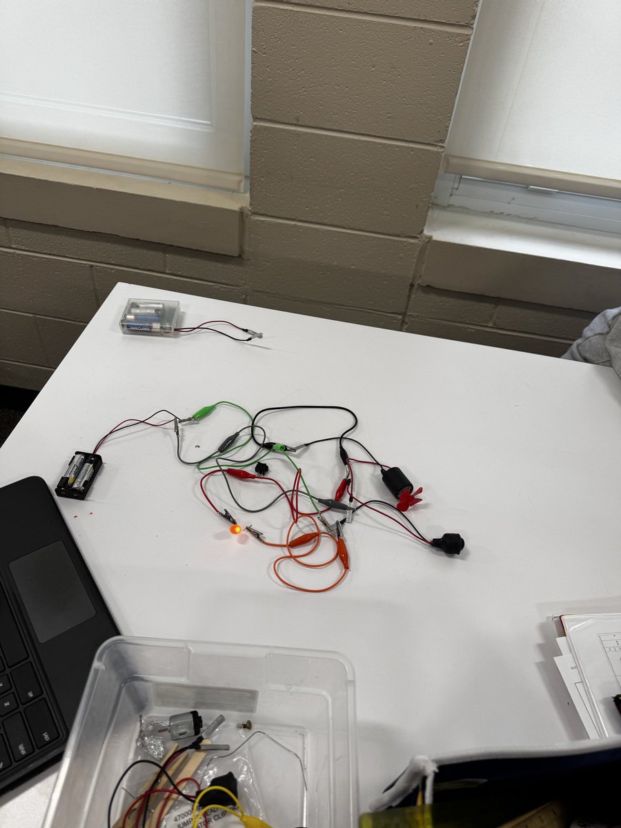 amylpie's tweet image. This week in STEM: students were busy using components of several electrical kits and components seeing what the could create. @makeymakey @snapcircuits @SOTIncarnation @archbaltschools @SquishyCircuits