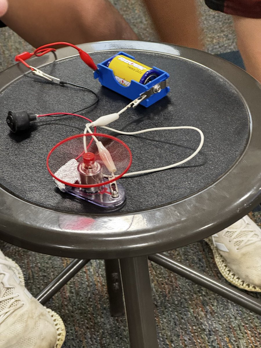 amylpie's tweet image. This week in STEM: students were busy using components of several electrical kits and components seeing what the could create. @makeymakey @snapcircuits @SOTIncarnation @archbaltschools @SquishyCircuits