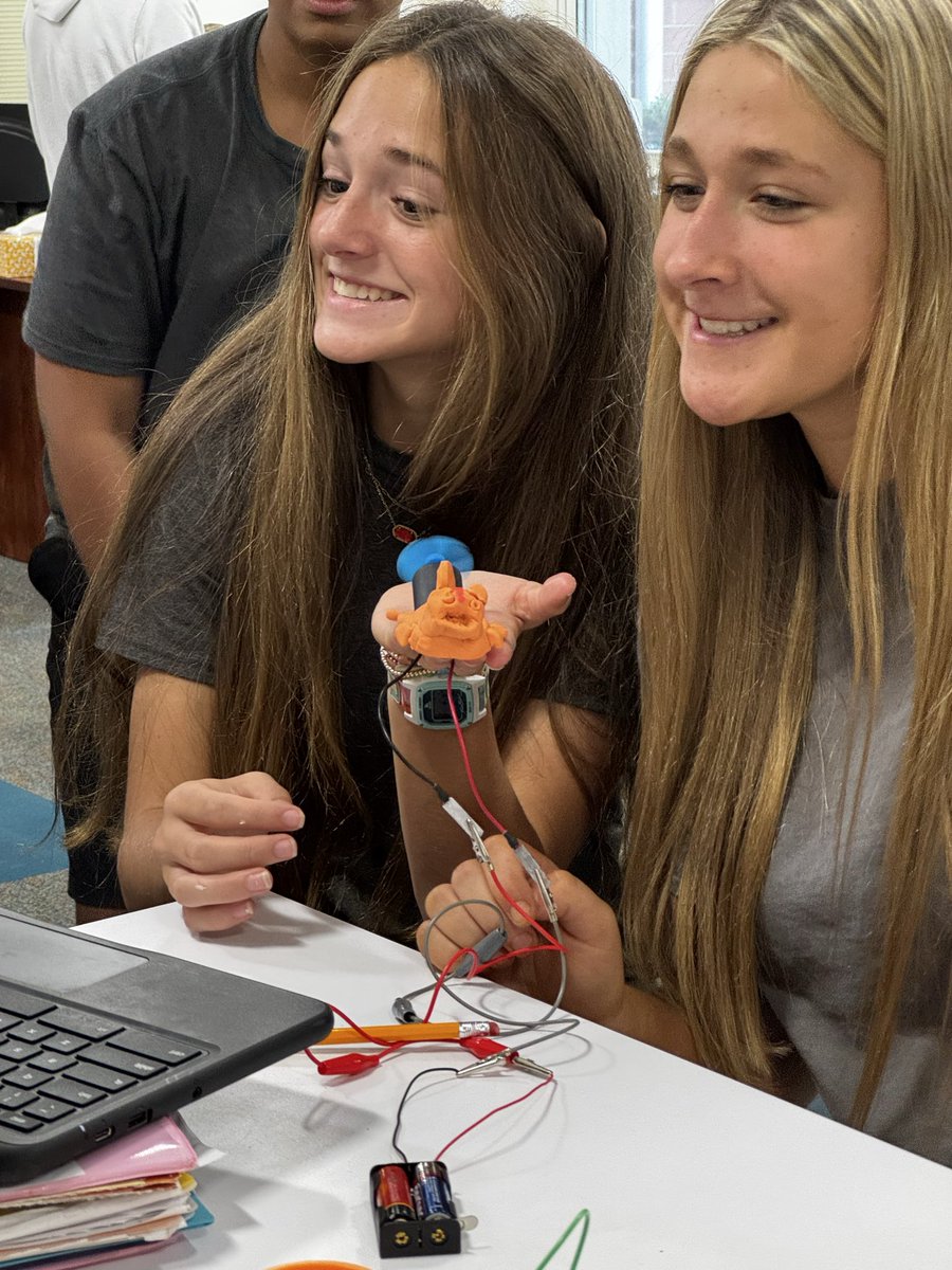 amylpie's tweet image. This week in STEM: students were busy using components of several electrical kits and components seeing what the could create. @makeymakey @snapcircuits @SOTIncarnation @archbaltschools @SquishyCircuits