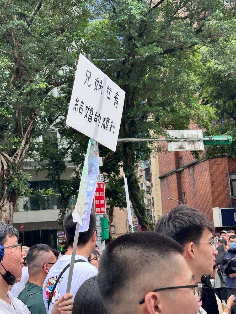 撿圖

有人硬要說遊行是一種抗爭的表現
我覺得亂倫跟代孕都該下地獄（下面綁的是要代孕但用好聽話包裝起來的帶子）