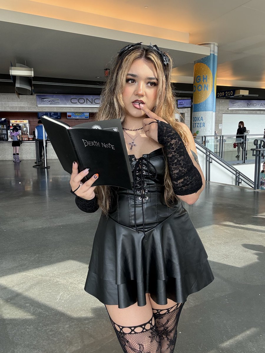 abbyxcake's tweet photo. day 1 of anime con!! i was misa amane from death note :P https://t.co/jGZjkwzqYE