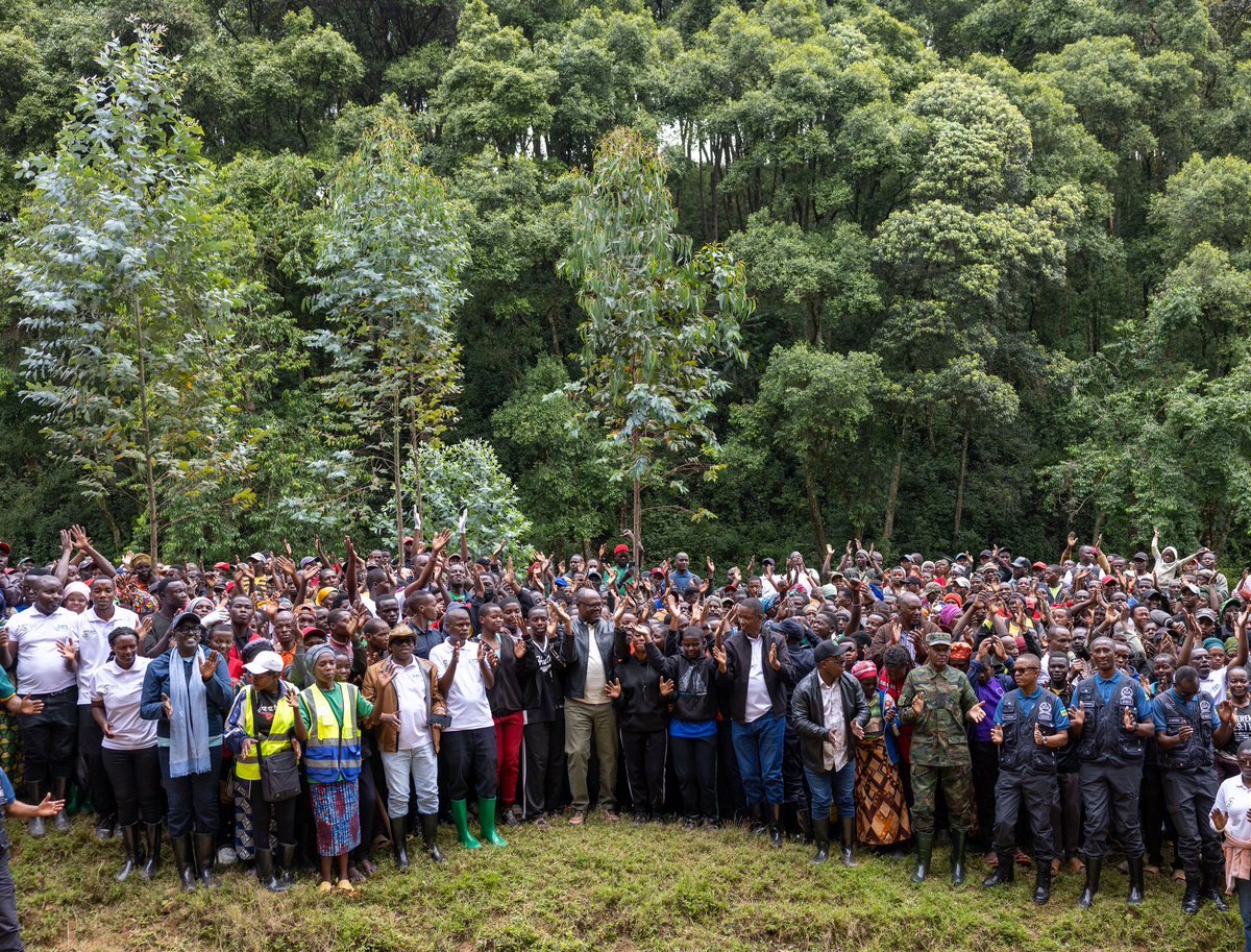 Office of the PM | Rwanda (@primaturerwanda) on Twitter photo Uyu munsi, Minisitiri w’Intebe Dr.Nsengiyumva yifatanyije n’abaturage bo mu Karere ka Karongi, mu gikorwa cy'Umuganda, haterwa ibiti bisaga 5.000 kuri site ya Muciro mu Murenge wa Rugabano. Uyu munsi, Minisitiri w’Intebe Dr.Nsengiyumva yifatanyije n’abaturage bo mu Karere ka Karongi, mu gikorwa cy'Umuganda, haterwa ibiti bisaga 5.000 kuri site ya Muciro mu Murenge wa Rugabano.