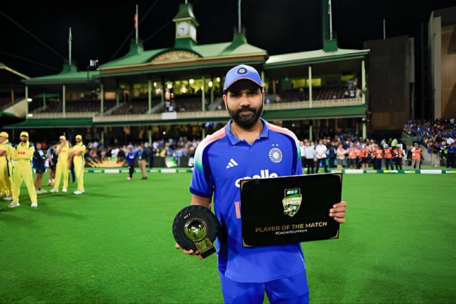 mufaddal_vohra's tweet image. 38 year old Rohit Sharma with the POTM and POTS award in Australia. 🥶