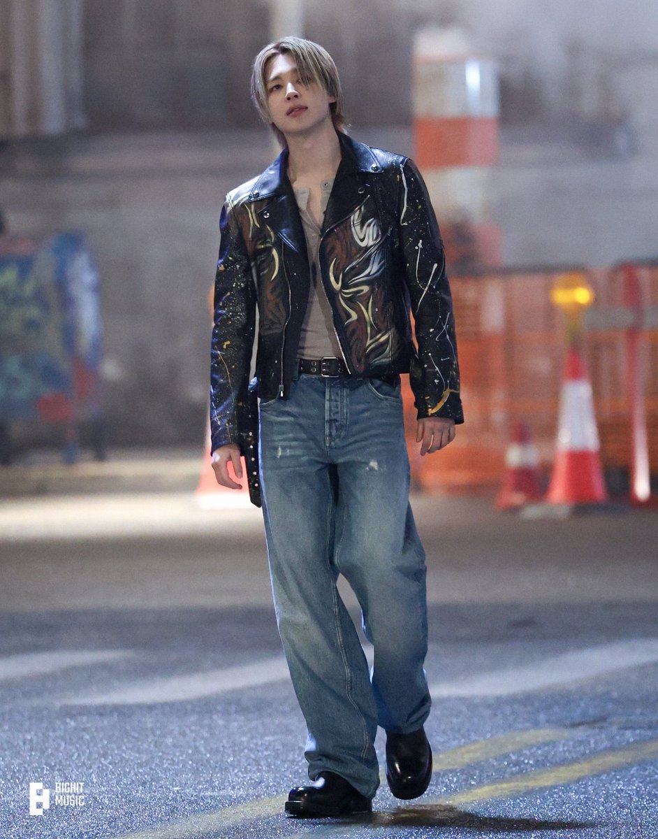 #JIMIN's “Who” becomes the FIRST &amp; ONLY Solo song to surpass 2 BILLION filtered streams on Global Spotify Chart.

— The FASTEST SONG by an Male Asian Artist to do so. 

CONGRATULATIONS JIMIN
WHO FIRST ASIAN SOLO 2B
RECORD MAKER JIMIN
#Jimin_Who