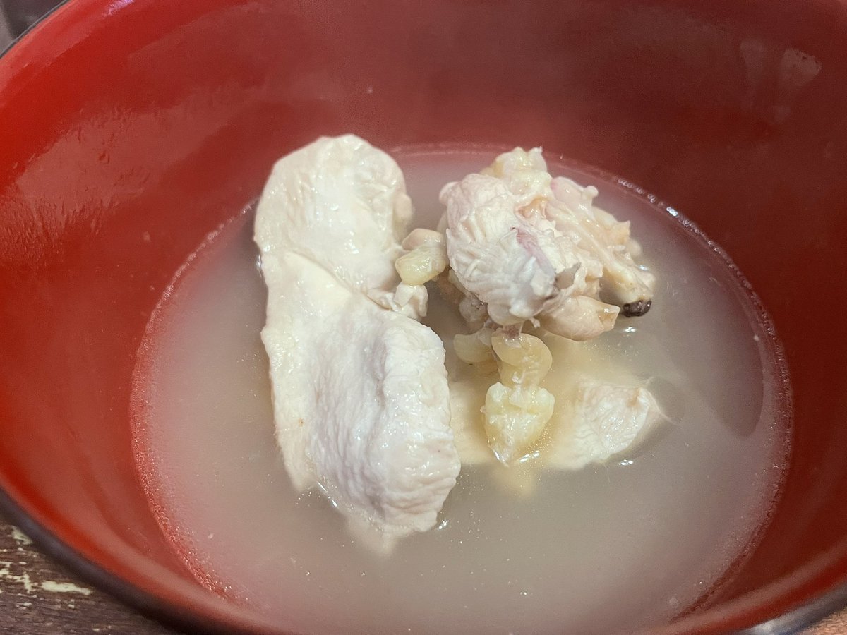 ハイ、やすこさん水炊き。と配られた美しいお椀