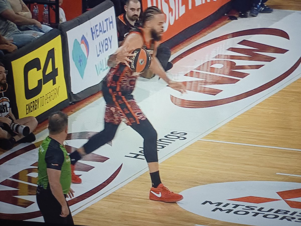 CC_TheDem236's tweet photo. This photo pretty much sums up how piss poor the @NBL refereeing has been this year lmao 🤣😭💀 #NBL26 #NBL26 https://t.co/dsSDCg1sK4