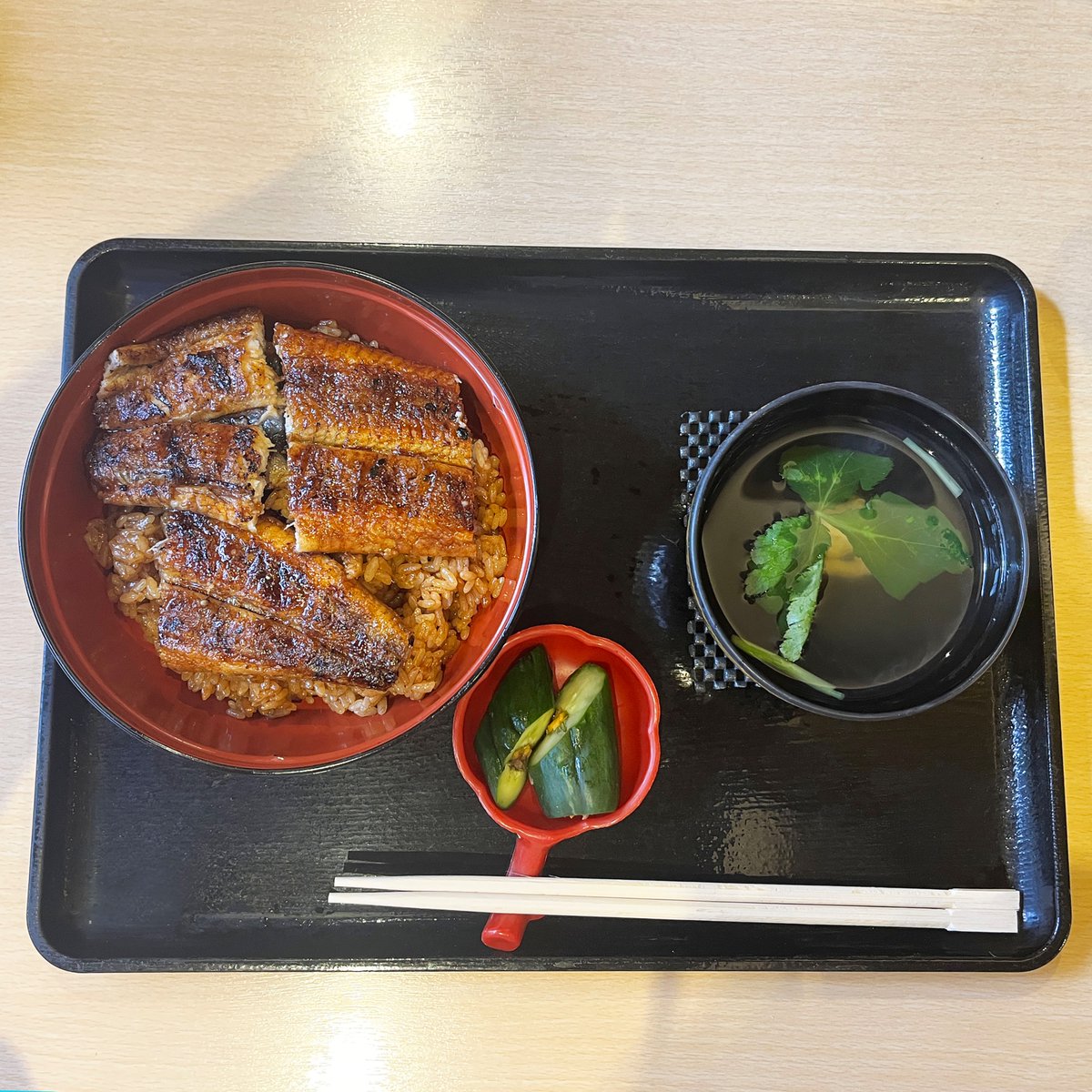 お昼は天理市のうなぎの名店「みしまや」へ😀
滅茶苦茶おいしくてリーズナブル👍
僕はこちらの鰻がいちばん好きです