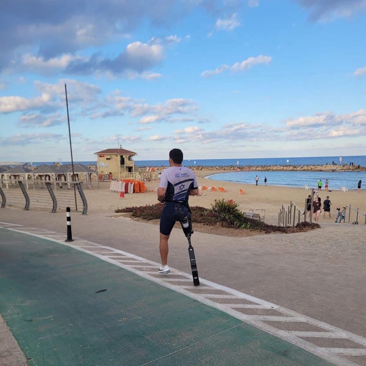 EliAfriatISR's tweet image. This morning on Tel Aviv beach. 

Boris, an IDF soldier who was seriously injured and lost a leg, after swimming 4 kilometers in the sea and on his way to a long run.

He is training for an Ironman competition.

This is the goal that Boris has set for himself and I have no doubt…
