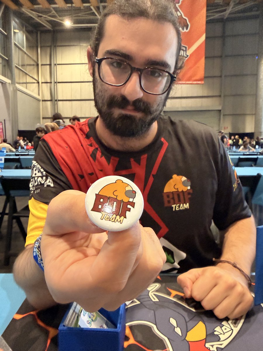 dragapult920's tweet photo. A tough but entertaining matchup against Absol Box to get to 2-1. Munki math is frying my brain. My opponent’s @bdf_team_tcg team reps Bidoof and their pins are awesome. #PlayPokemon #PokemonTCG https://t.co/1f1Ezc0fwb