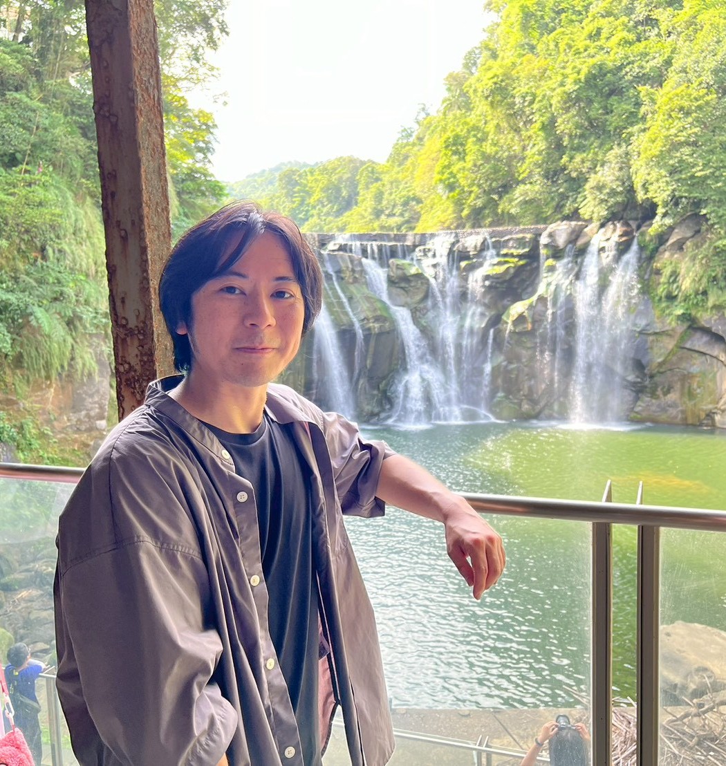 【台湾へ行ってきました】 多摩市議選に挑戦した小泉さん、そして友人2人と、男4人で台湾へ。 台北市街や淡水、観光地としておなじみの九份・十分など、3泊4日でたっぷり巡ってきました。  ランタンが夜空を舞う幻想的な風景、山あいの町並み、ローカルなご飯屋さん、親切な人たち…。