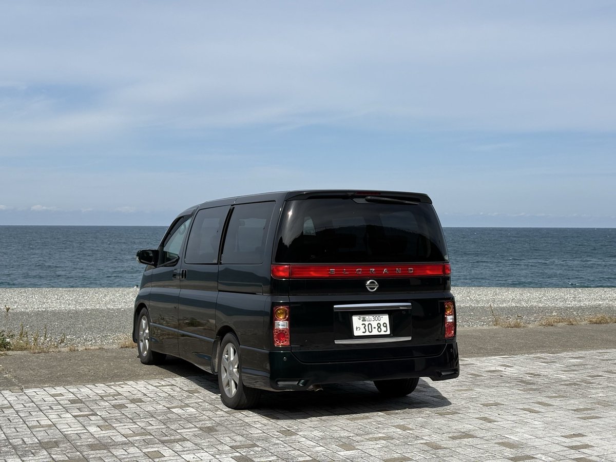 VK45VQ35A25AKF's tweet photo. いつか乗ってみたかった。Driving First Classしてきた。想像より遥かに良い車
フロア高いから着座位置はかなり高くて、座った瞬間は思わずハイエースかよって感じ
3.5ゆーても重いしかったるいんかなーって想像とは裏腹、下のトルクが凄くて2,000回転で全然走れるし滑らか。かなり気に入ってしまった https://t.co/emsAUmOfsB