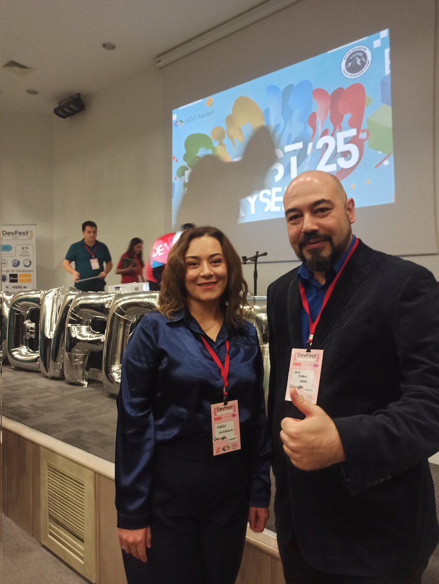 yazilimcikisi's tweet image. Sadi hocayla 6 yıl önce üniversitemiz için röportaj yapmıştık. Bugün kendisiyle aynı sahneyi paylaşmak büyük bir gururdu benim için 😇
@sadievrenseker @kayserigdg #devfest #devfestkayseri
