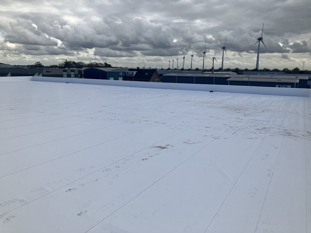 CHKBouwBV's tweet image. Afgelopen week is het dak van de expeditie waterdicht gemaakt en is er binnen gestart met monteren van de wanden en plafonds. Buiten is de wand van het bestaande Dock weg gesloopt en de graafwerkzaamheden zijn gereed om as maandag te kunnen heien voor de nieuwe  laaddock vloer.