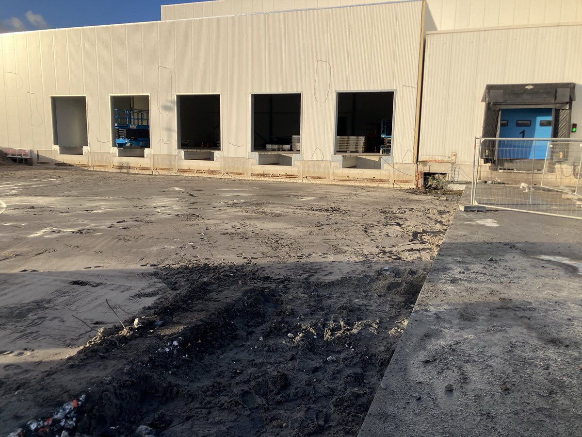 CHKBouwBV's tweet image. Afgelopen week is het dak van de expeditie waterdicht gemaakt en is er binnen gestart met monteren van de wanden en plafonds. Buiten is de wand van het bestaande Dock weg gesloopt en de graafwerkzaamheden zijn gereed om as maandag te kunnen heien voor de nieuwe  laaddock vloer.