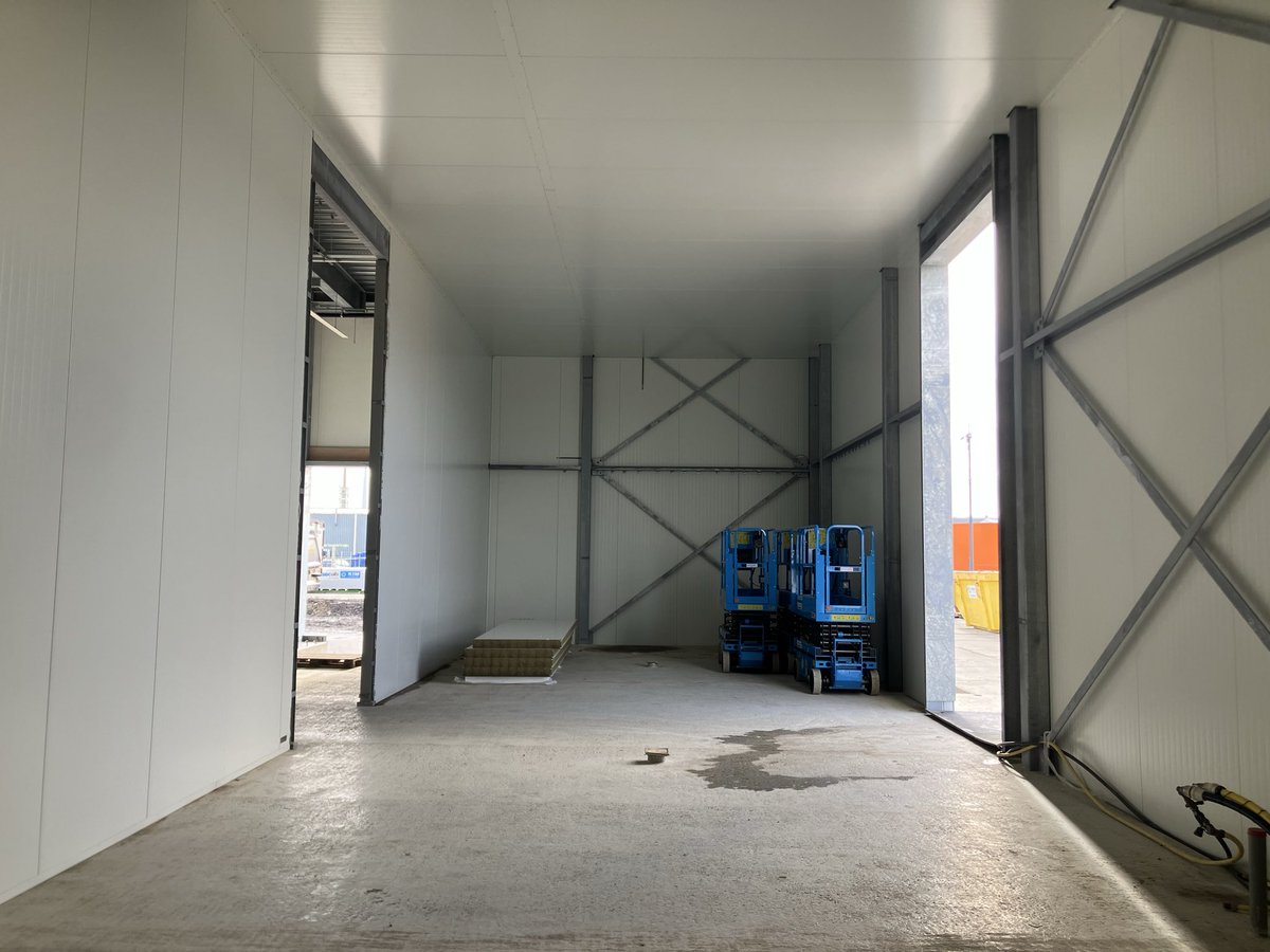 CHKBouwBV's tweet image. Afgelopen week is het dak van de expeditie waterdicht gemaakt en is er binnen gestart met monteren van de wanden en plafonds. Buiten is de wand van het bestaande Dock weg gesloopt en de graafwerkzaamheden zijn gereed om as maandag te kunnen heien voor de nieuwe  laaddock vloer.