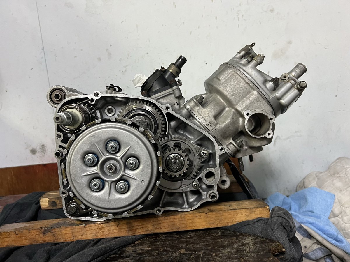 2t_project's tweet image. 浜松市SDR200整備状況です。
シリンダーの測定まで完了しました！
少々大きいですがOKです！
クランクの圧入からエンジン組み付けまで完了です✨
残すはキャブやFRフォーク、ブレーキキャリパのOHです！折り返しまできました！
引き続き頑張っていきます💪
#sdr200  #2tv #浜松のバイク屋
#2スト