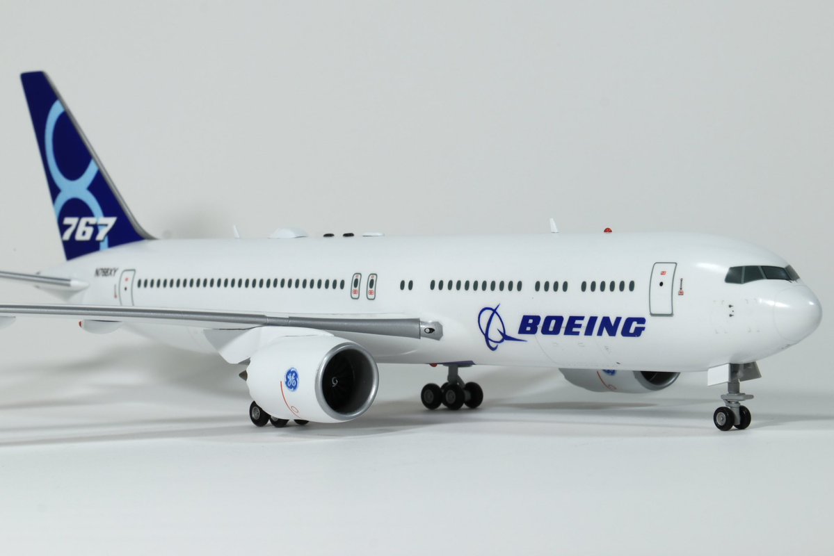 blue_mokei's tweet image. 767-8 完成!
キットはハセガワの1/200改造です。787の開発で得られた技術を反映した767の発展型という架空旅客機です。改造箇所はエンジンをGEnxへ変更、着陸装置の延長、主翼端のレイクド・ウィングチップ化、APU排気口を787と同じ形状にしたところですね。
 #767へ愛を込めてプラモ祭り