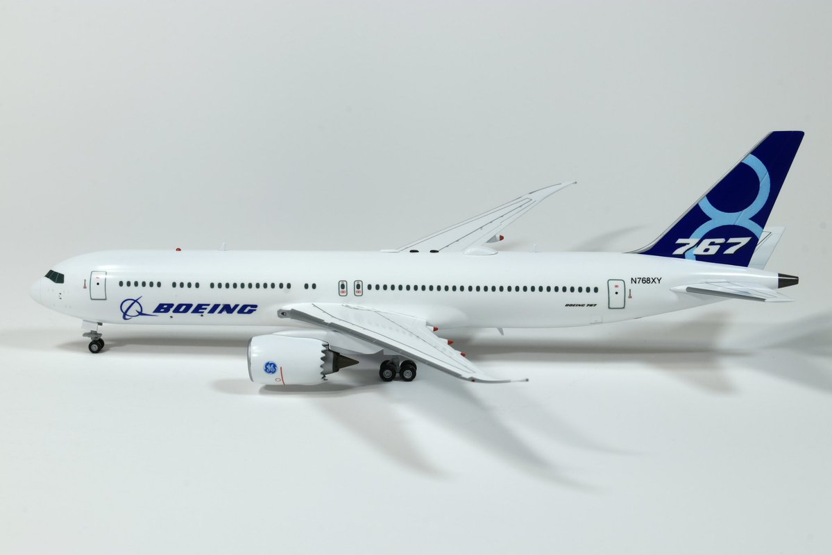 blue_mokei's tweet image. 767-8 完成!
キットはハセガワの1/200改造です。787の開発で得られた技術を反映した767の発展型という架空旅客機です。改造箇所はエンジンをGEnxへ変更、着陸装置の延長、主翼端のレイクド・ウィングチップ化、APU排気口を787と同じ形状にしたところですね。
 #767へ愛を込めてプラモ祭り
