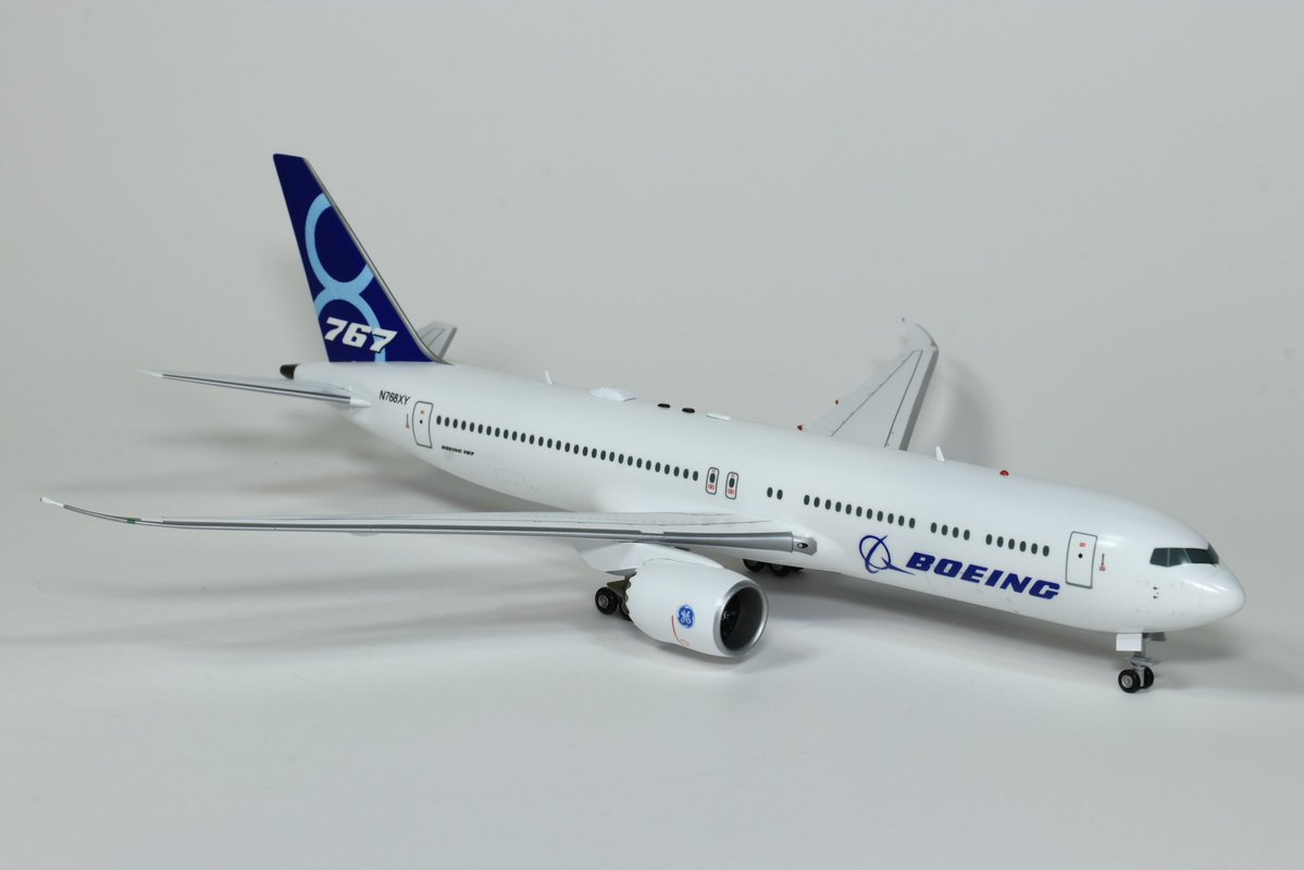 blue_mokei's tweet image. 767-8 完成!
キットはハセガワの1/200改造です。787の開発で得られた技術を反映した767の発展型という架空旅客機です。改造箇所はエンジンをGEnxへ変更、着陸装置の延長、主翼端のレイクド・ウィングチップ化、APU排気口を787と同じ形状にしたところですね。
 #767へ愛を込めてプラモ祭り