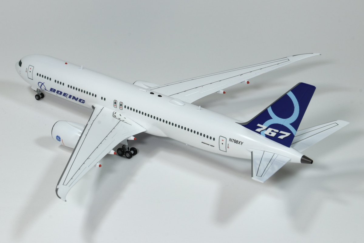 blue_mokei's tweet image. 767-8 完成!
キットはハセガワの1/200改造です。787の開発で得られた技術を反映した767の発展型という架空旅客機です。改造箇所はエンジンをGEnxへ変更、着陸装置の延長、主翼端のレイクド・ウィングチップ化、APU排気口を787と同じ形状にしたところですね。
 #767へ愛を込めてプラモ祭り