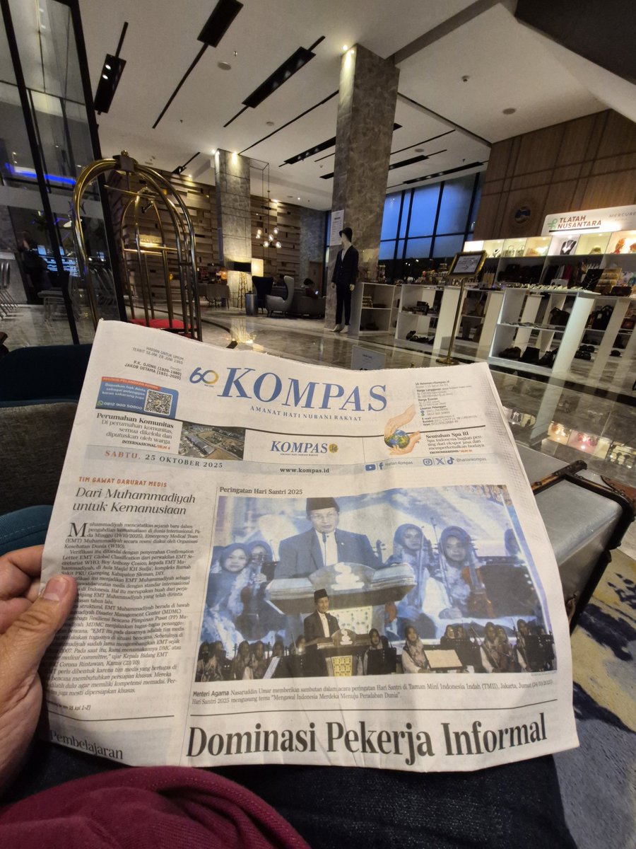Kayak nya udh lebih dari 8 thn gw ga baca koran, semua berita yg gw dpt selalu secara digital. Jadi sedikit akward, saat gw baca koran analog.😁