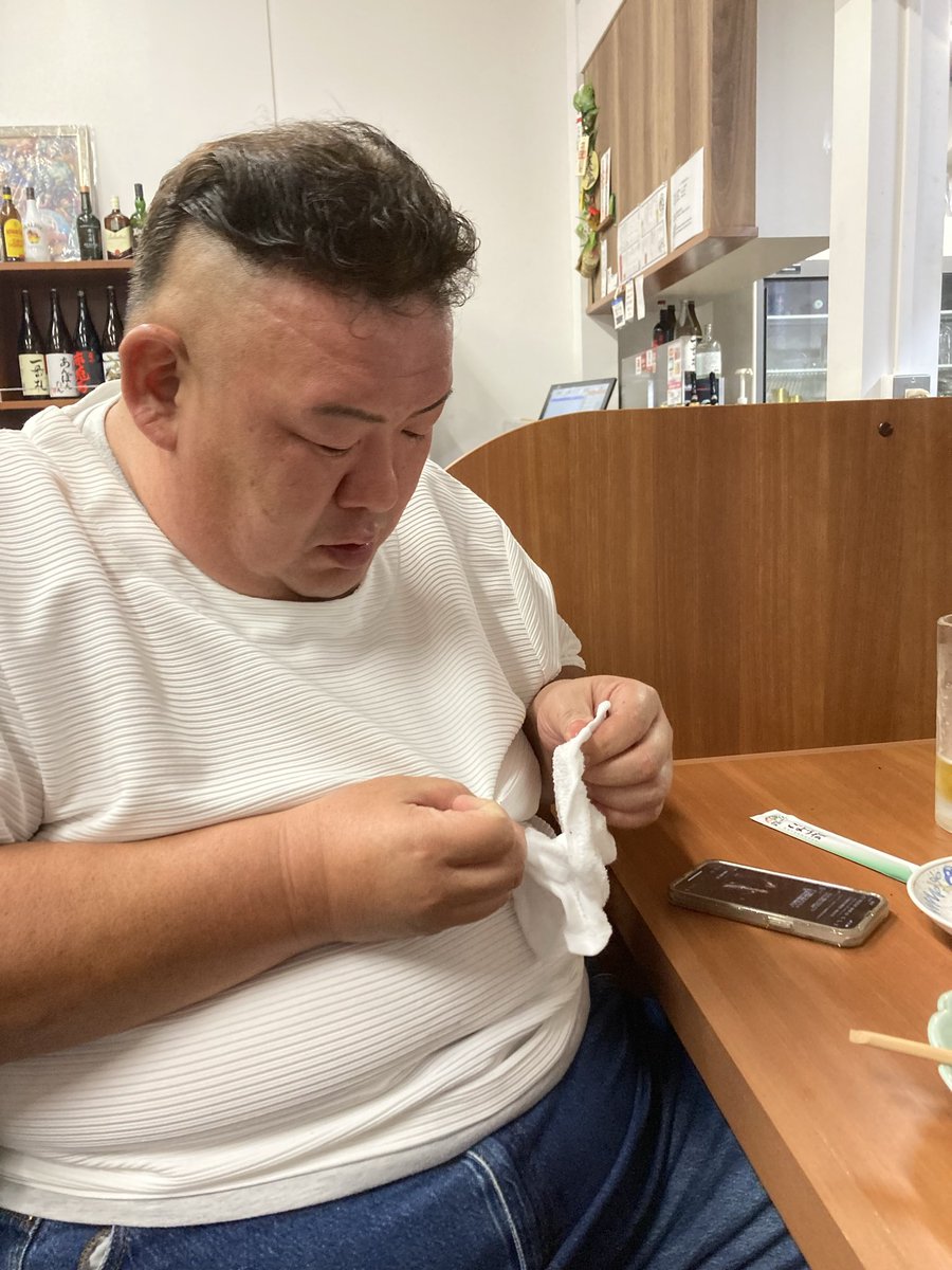 毎回醤油やソースをこぼす口元緩い奴😩