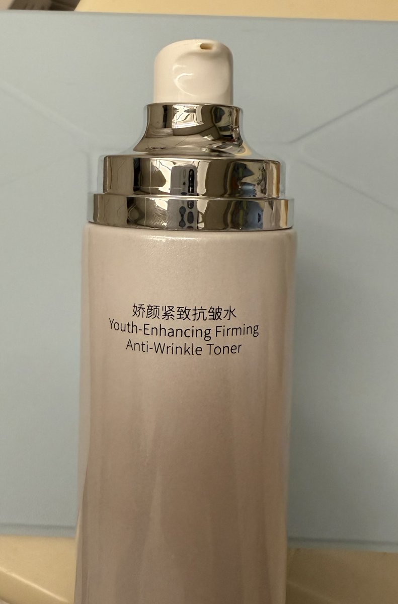 #禾哲 的嬌顏緊緻抗皺系列

由於座標悶熱潮濕的氣候，正品先入了抗皺水和精華

抗皺水接近精華的質地，像淡褐色的銀耳湯（指稠度）😆 上臉卻很清爽

精華稍微再濃稠一點，一樣是很好推開，味道和水一樣是低調的草本香

因為最近有稍微變冷一點點，睡前再加了試用包的乳液，隔天起床皮膚呈啞光的質感👍🏻