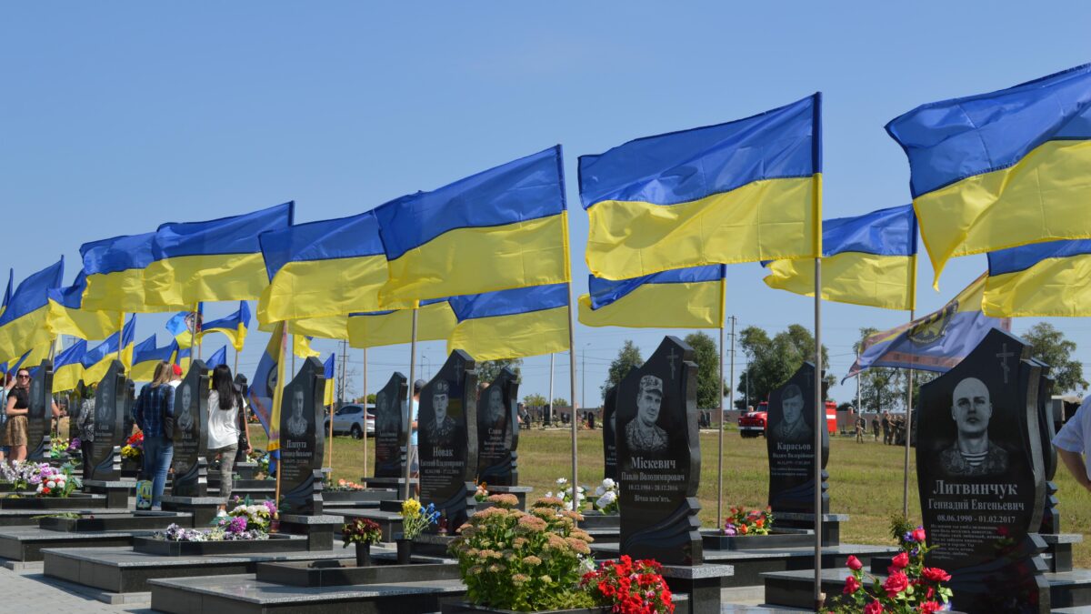 pogrebeckij's tweet photo. Дмитрівська субота. Поминання всіх воїнів.

Сьогодні ми згадуємо не просто тих, хто колись воював — ми згадуємо тих, хто зараз стоїть поруч із Христом.
Від козаків до хлопців із позивними, від степових лицарів до сучасних захисників — усі вони в Божій пам’яті, а отже — живі.

Бог не має кладовищ.
У Нього немає “загиблих”, є лише ті, хто заснув у надії воскресіння.
І ті, хто впав під російськими бомбами, не зникли — їхні імена тепер лунають у вічності, там, де вже немає болю й страху.

Ми, живі, ще тут. Ми досі стоїмо на цій лінії між життям і смертю, між вірою і відчаєм. Але сьогодні — день пам’яті, що не закінчується трауром.
Бо Господь каже: "Бог не є Бог мертвих, а живих — бо для Нього всі живі".

І тому ми молимося не просто про спокій — а про зустріч.
Про той день, коли знову побачимо їх: тих, хто тримав небо над нами, хто пішов у бій без страху, хто залишив своє ім’я в Книзі Життя.

Вони не в землі — вони в Божих ��уках.
А ми — їхня пам’ять і продовження.

Вічна пам’ять живим у Бозі.
Слава Героям, які не вмирають.