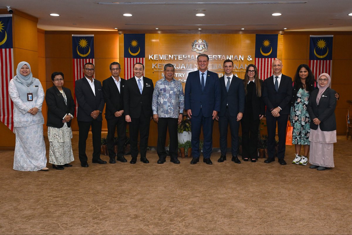 kpkmmalaysia's tweet photo. SIARAN MEDIA

KUNJUNGAN HORMAT MENTERI PERTANIAN BRAZIL KUKUHKAN HUBUNGAN PERDAGANGAN &amp; PERTANIAN

#MalaysiaMADANI
#MADANIBekerja
#KPKMMalaysia
#TaatSetia
#OurFoodOurFuture https://t.co/n2GZCphX1q