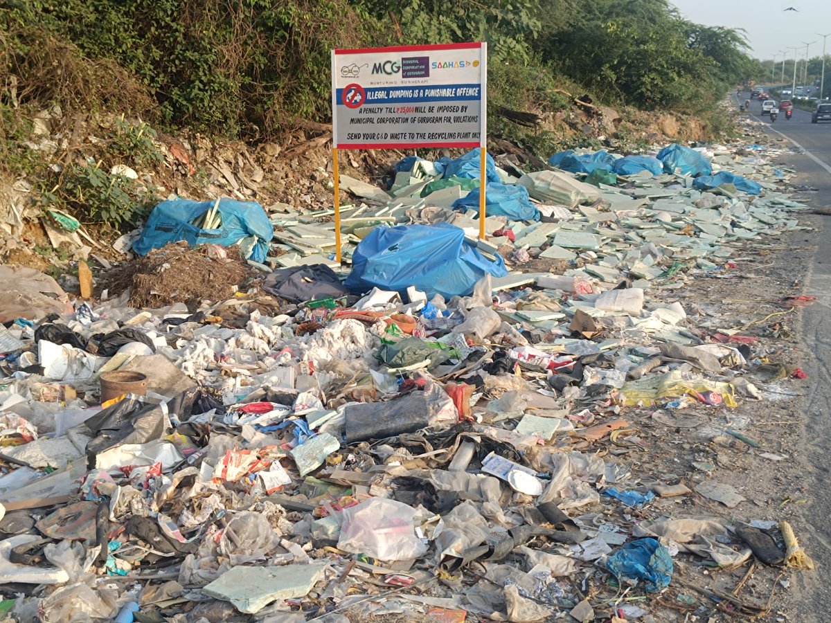 NaveenK16959726's tweet photo. @CPCB_OFFICIAL @byadavbjp @KVSinghMPGonda @moefcc @mygovindia @PIB_India गुरुग्राम फरीदाबाद रोड़
#गुरुग्राम खुशबु चौक से घाटा मोड़ तक मलबा मोटे पत्थर बद्बुदार गन्दगी कूड़ा रोड़ के दोनों तरफ कई महीनों से फैला है
हज़ारों बार #MunCorpGurugram #DC_Gurugram जी को सूचित करने पर भी #TeamMCG द्वारा सफाई नहीं हुई।
#SwachhBharatGov
#कँहा_है_स्वच्छ_गुरुग्राम❓ https://t.co/J8ELowSK5q