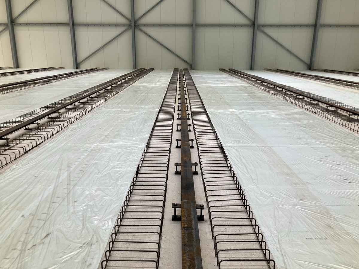 CHKBouwBV's tweet image. In de Coldstore van @JansenTransport is deze week weer lekker wat gedaan. De rails zijn gesteld in de 1e hal en in de 2e is er al weer gestart👍 Zodat as week de IJzervlechter weer kan starten met de wapening. #starkwark #gaatmooizo