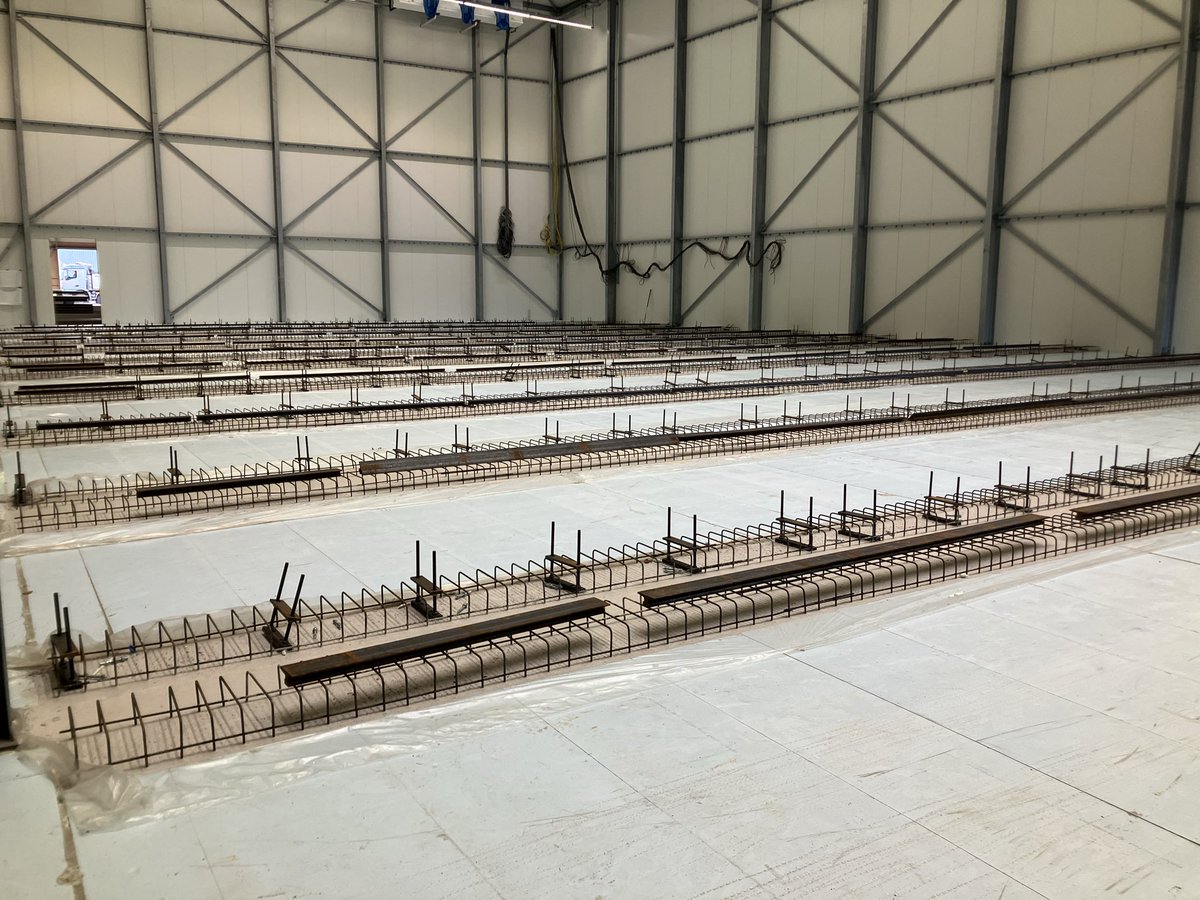 CHKBouwBV's tweet image. In de Coldstore van @JansenTransport is deze week weer lekker wat gedaan. De rails zijn gesteld in de 1e hal en in de 2e is er al weer gestart👍 Zodat as week de IJzervlechter weer kan starten met de wapening. #starkwark #gaatmooizo