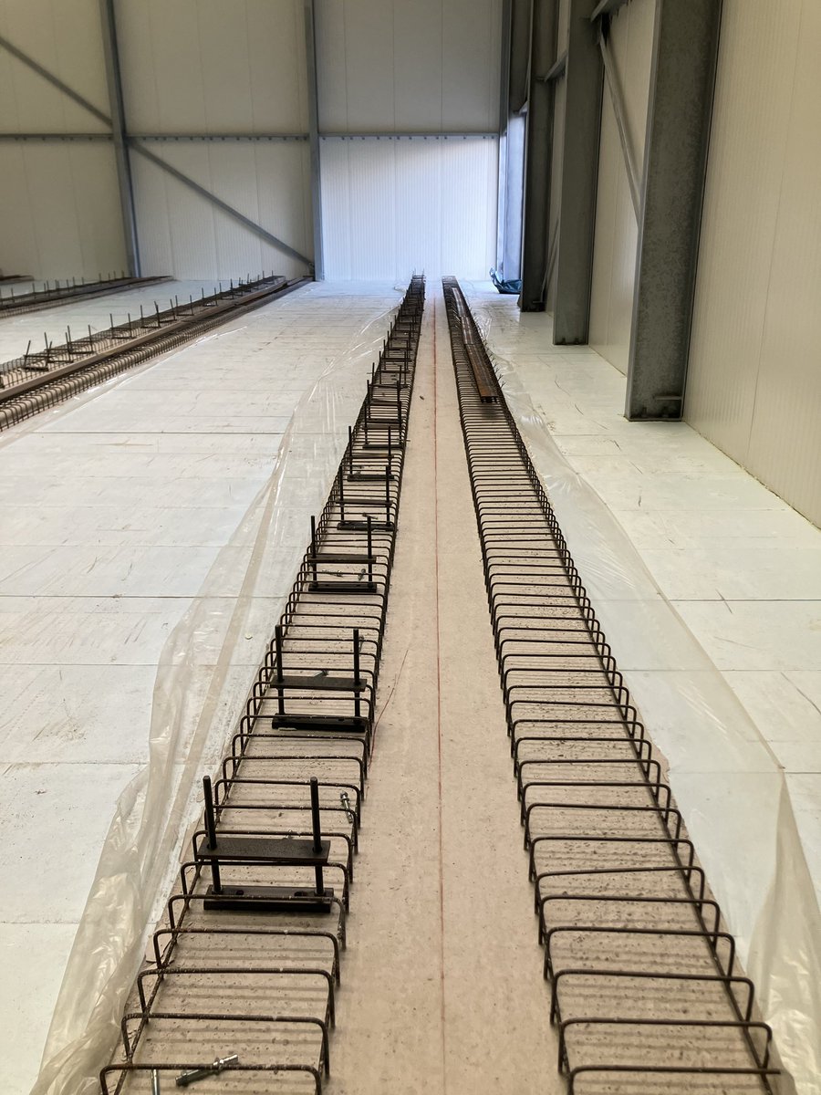 CHKBouwBV's tweet image. In de Coldstore van @JansenTransport is deze week weer lekker wat gedaan. De rails zijn gesteld in de 1e hal en in de 2e is er al weer gestart👍 Zodat as week de IJzervlechter weer kan starten met de wapening. #starkwark #gaatmooizo
