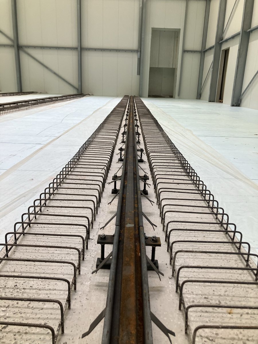 CHKBouwBV's tweet image. In de Coldstore van @JansenTransport is deze week weer lekker wat gedaan. De rails zijn gesteld in de 1e hal en in de 2e is er al weer gestart👍 Zodat as week de IJzervlechter weer kan starten met de wapening. #starkwark #gaatmooizo