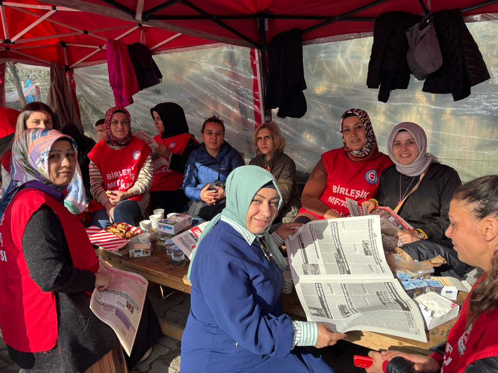 dip_org_tr's tweet image. 🚩Devrimci İşçi Partisi olarak grevinin 4. gününde mücadeleci #SmartSolar işçilerini ziyaret ettik. Sendikal mücadeleye adım attıkları ilk günden bu yana yalnız bırakmadığımız Smart Solar işçileriyle işgalden greve omuz omuza olmaya devam ediyoruz. 

🔴Zorlu hava koşullarına…