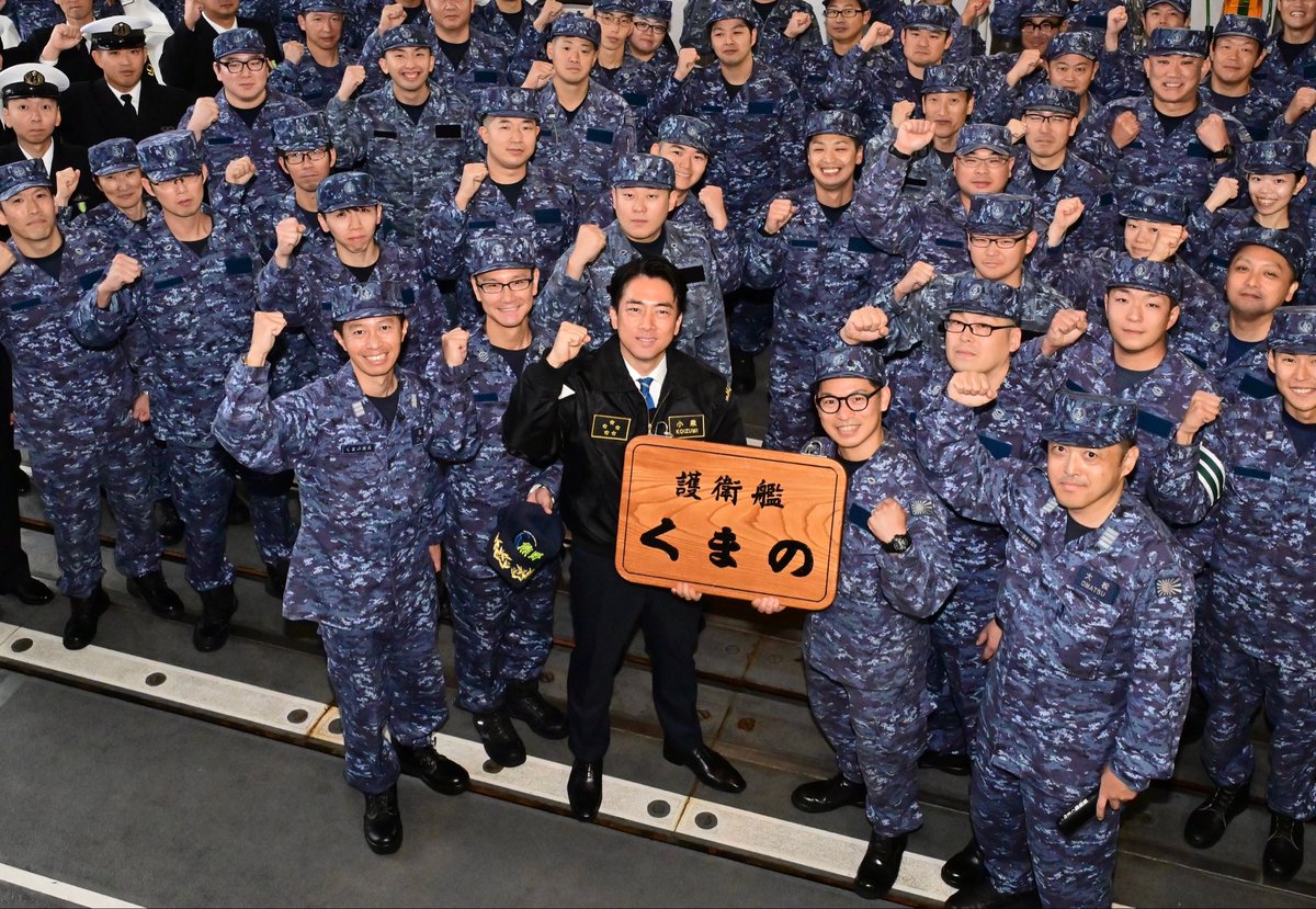 10月25日、小泉防衛大臣は航空自衛隊航空総隊司令部（横田基地）と海上自衛隊自衛艦隊司令部（横須賀地区）を訪れ、海空自衛隊のオペレーションに関するブリーフィングを受けるとともに、隊員との懇談、護衛艦「くまの」の視察などを行いました🚢