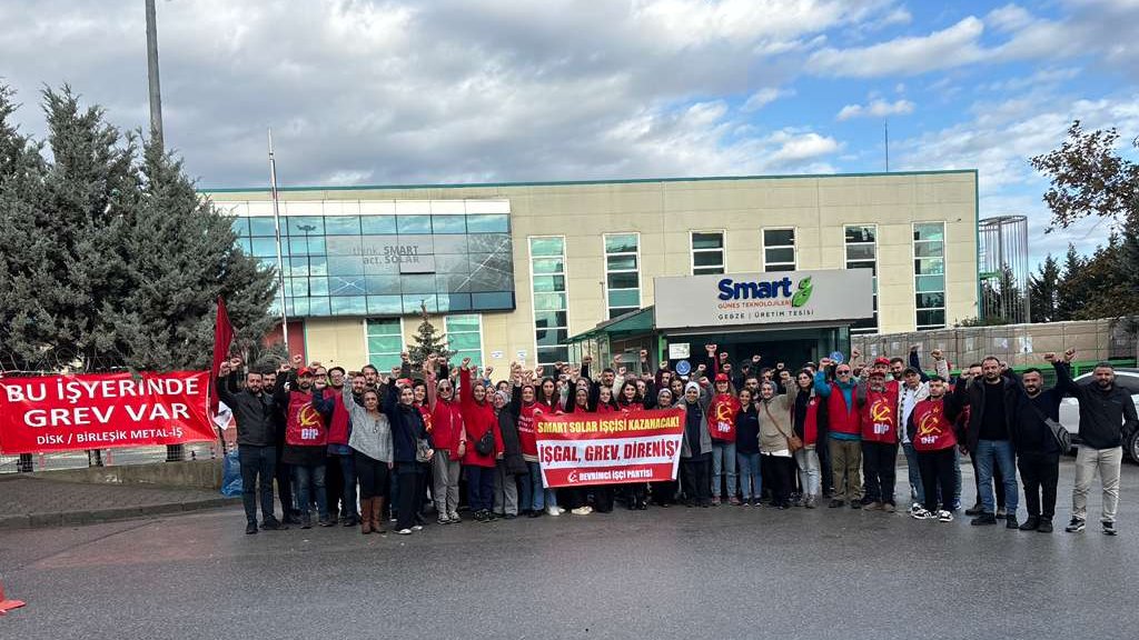 dip_org_tr's tweet image. 🚩Devrimci İşçi Partisi olarak grevinin 4. gününde mücadeleci #SmartSolar işçilerini ziyaret ettik. Sendikal mücadeleye adım attıkları ilk günden bu yana yalnız bırakmadığımız Smart Solar işçileriyle işgalden greve omuz omuza olmaya devam ediyoruz. 

🔴Zorlu hava koşullarına…