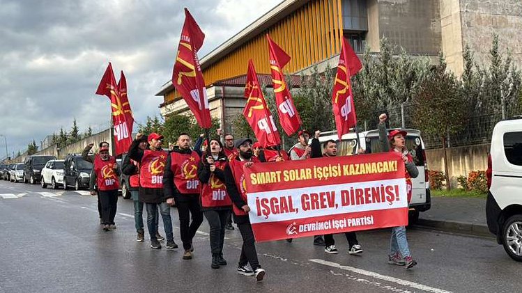 dip_org_tr's tweet image. 🚩Devrimci İşçi Partisi olarak grevinin 4. gününde mücadeleci #SmartSolar işçilerini ziyaret ettik. Sendikal mücadeleye adım attıkları ilk günden bu yana yalnız bırakmadığımız Smart Solar işçileriyle işgalden greve omuz omuza olmaya devam ediyoruz. 

🔴Zorlu hava koşullarına…