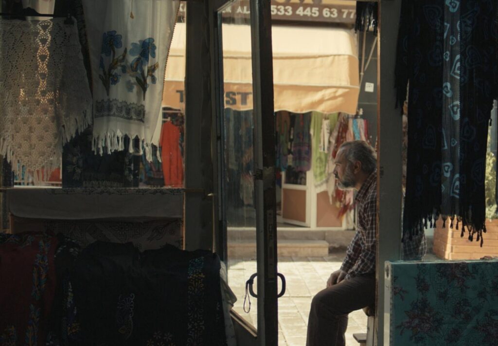 "Belki de Bildiğin Gibidir!"

Yazarımız Ahmet Deydin, yönetmenliğini Vuslat Saraçoğlu'nun yaptığı "Bildiğin Gibi Değil" filmini yazdı.

<a href="/AhmetDeydin/">Ahmet Deydin</a> <a href="/VuslatSaracoglu/">Vuslat Saraçoğlu</a>
<a href="/SerdarOrcin/">Serdar Orçin</a> <a href="/alicanyucesoy/">Alican Yücesoy</a>

filmarasidergisi.com/belki-de-bildi…